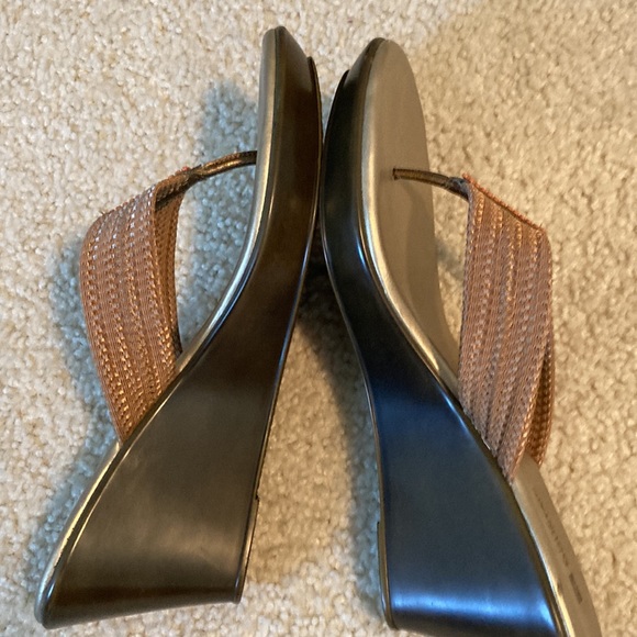 White Mountain Brand Size 8-1/2 Bronze Metallic Sandals EUC - Picture 5 of 7